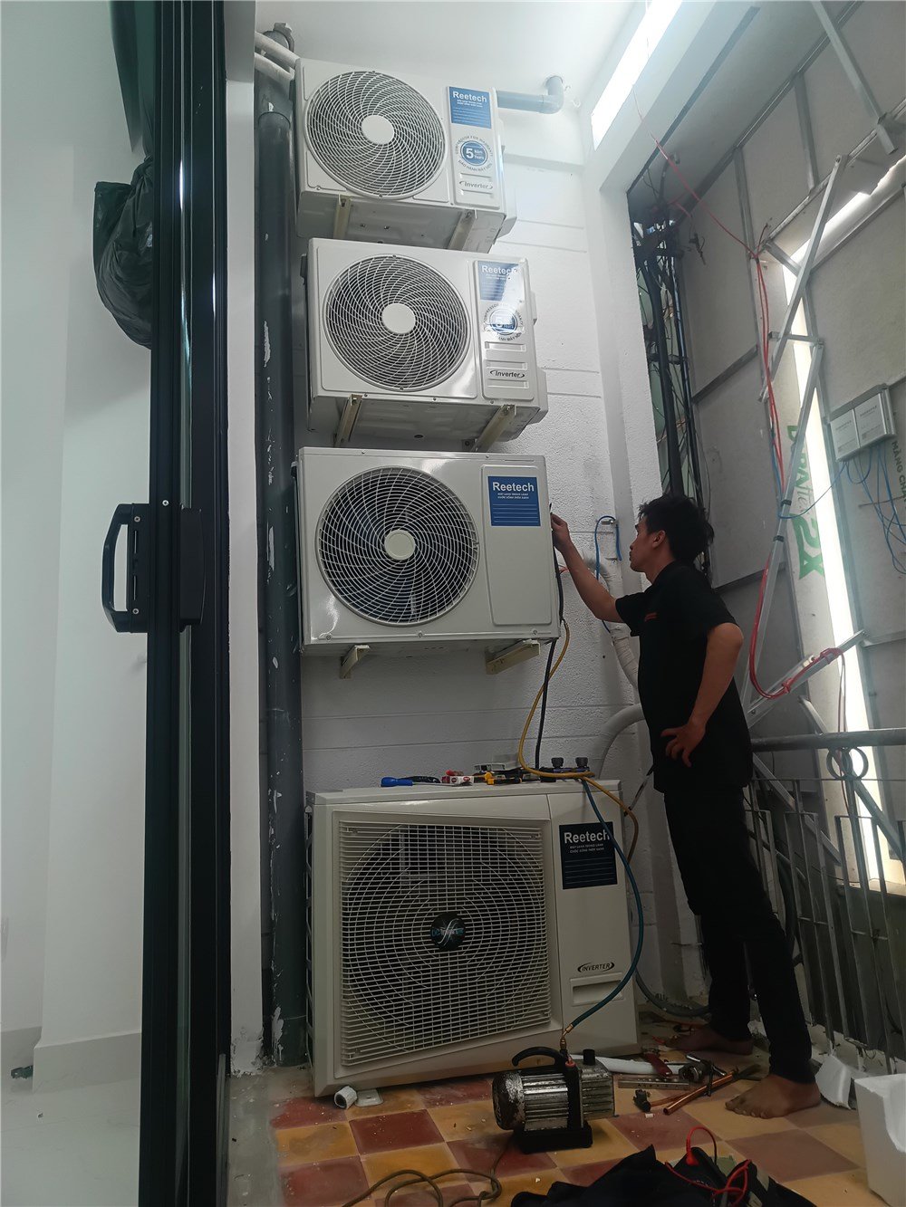 Vệ sinh máy lạnh cho khách sạn