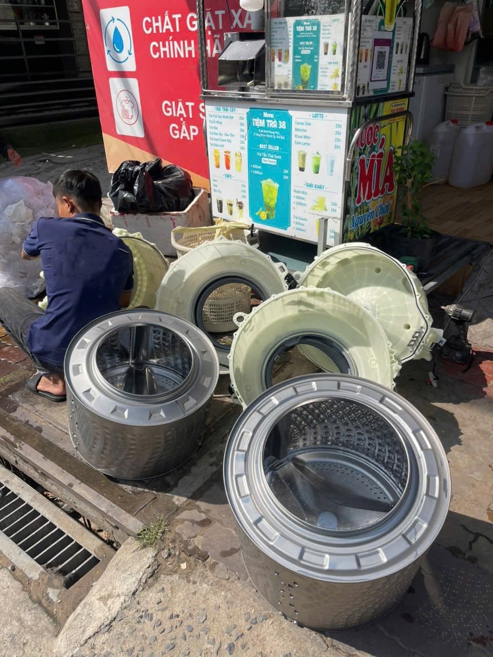 Lồng giặt máy giặt được tháo rời để vệ sinh sạch sẽ tại Buôn Ma Thuột
